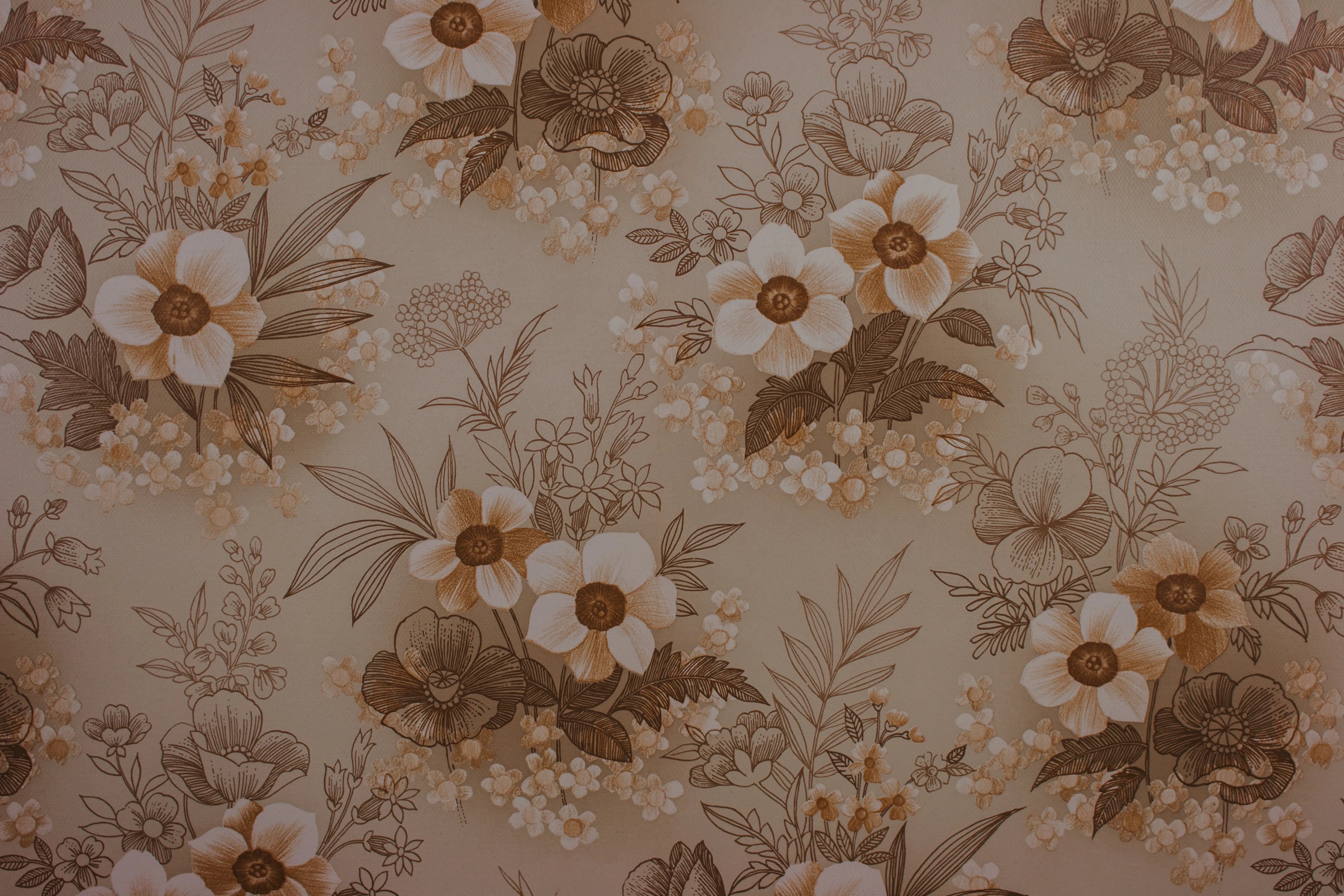 Beige Blumentapete im 80er-Jahre-Stil
