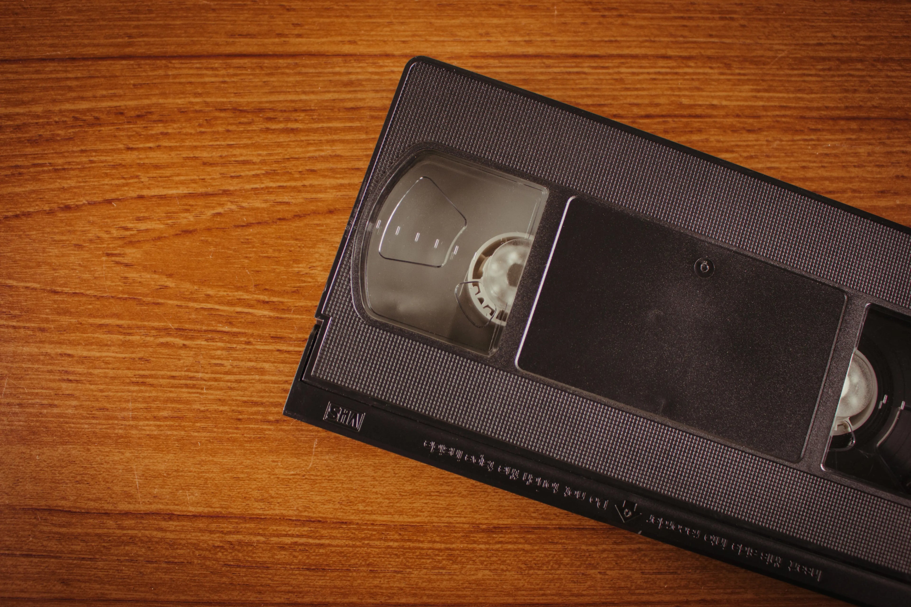 Videokassette auf einem Nussbaumholz-Hintergrund